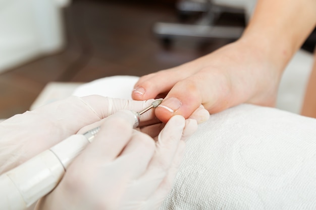 young-woman-doing-pedicure-salon-beauty-concept_1301-3373